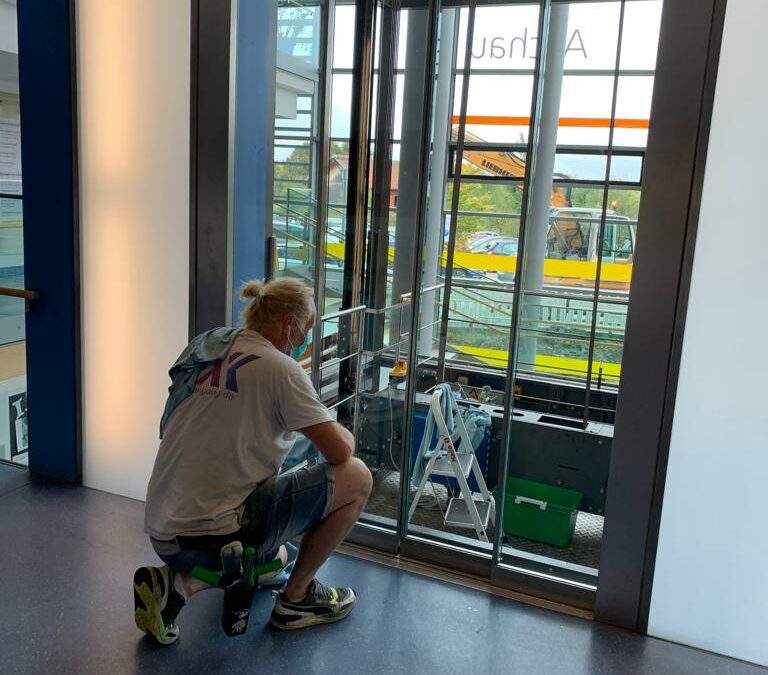Wie ent­kal­ke ich ein Fens­ter vor der Fens­ter­rei­ni­gung