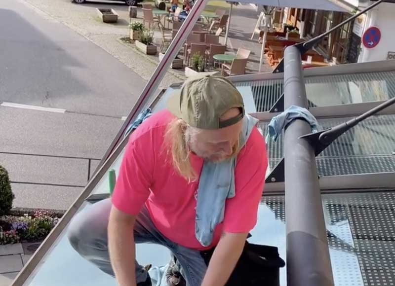 War­um soll­te man Vogel­kot vom Glas­dach schnell ent­fer­nen?