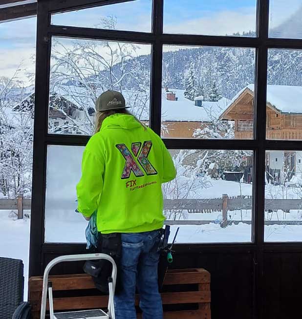 Fens­ter­rei­ni­gung im Schnee