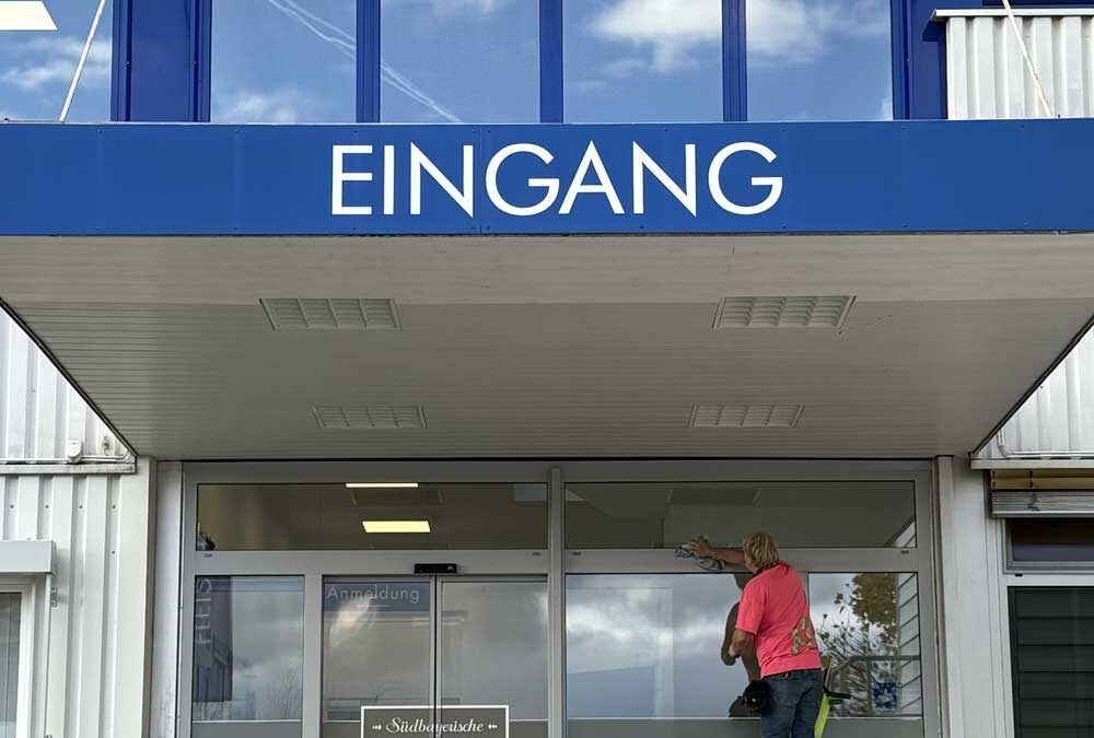 Grund­rei­ni­gung von Fens­tern nach dem Ein­bau – So erstrah­len Ihre neu­en Fens­ter in per­fek­tem Glanz