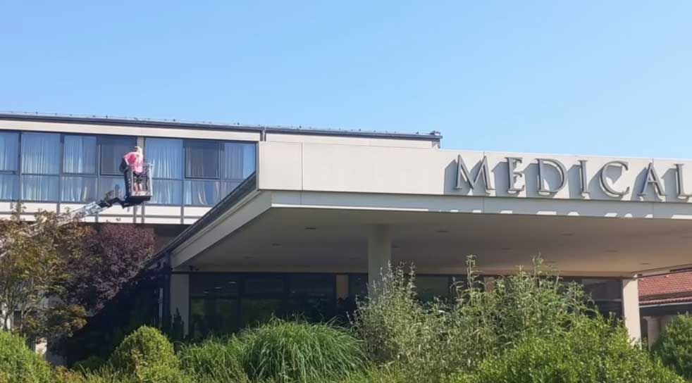 Fens­ter­rei­ni­gung in Kran­ken­häu­sern – Sau­ber­keit und Hygie­ne auf höchs­tem Niveau