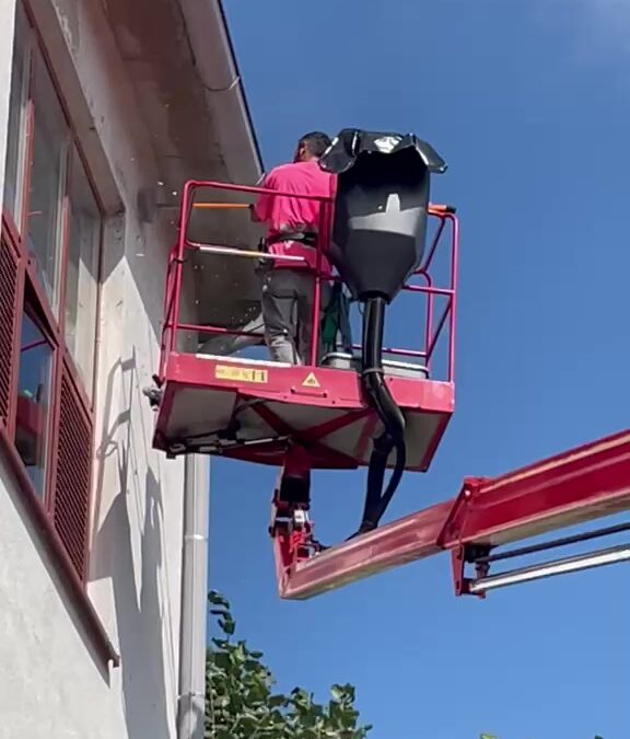 FIX-Mitarbeiter auf einer Hubarbeitsbühne bei der Fassadenreinigung an der Wäscherei Abel