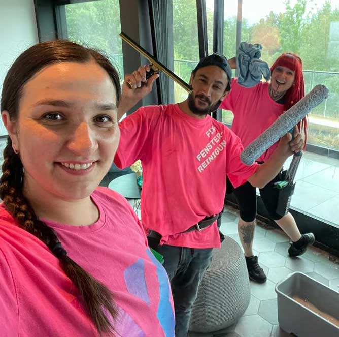 Team von FIX bei der Fensterreinigung