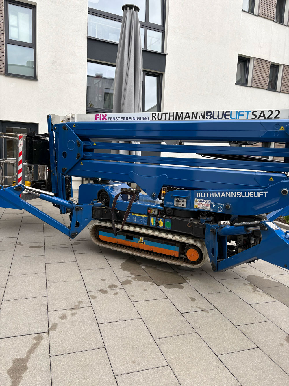 FIX-Hubarbeitsbühne am Gebäude in Bruckmühl